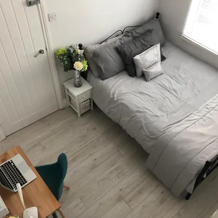 Falmouth House 3 Double Bedrooms - Workstays Uk - Video Tour Available