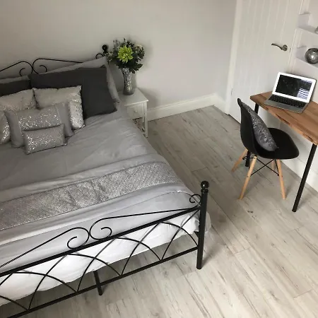 Falmouth House 3 Double Bedrooms - Workstays Uk - Video Tour Available